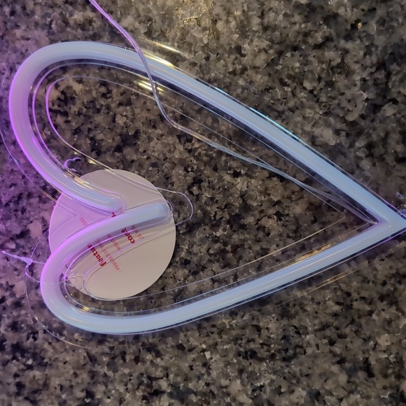 LOOK Target Valentine's Day 2024 LED neon pink heart light - Picture 4 of 7